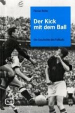 Der Kick mit dem Ball