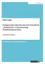 Fachgerechtes Brechen der Serviettenform 