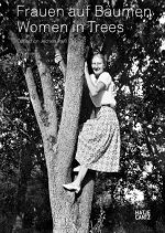 Frauen auf Baumen