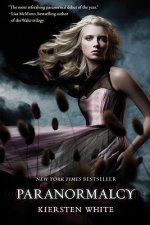 Paranormalcy. Flames 'n' Roses, englische Ausgabe
