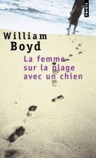 Femme Sur La Plage Avec Un Chien(la)