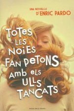 Totes les noies fan petons amb els ulls tencants