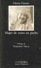 Mujer de verso en pecho