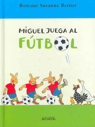 Miguel juega al fútbol