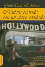 Madera podrida con un clavo oxidado