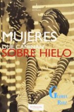 Mujeres que caminan sobre hielo