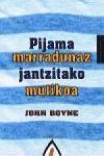 Pijama marradunaz jantzitako mutikoa