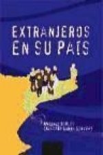 Extranjeros en su país