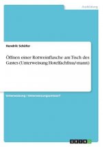 Öffnen einer Rotweinflasche am Tisch des Gastes (Unterweisung Hotelfachfrau/-mann)