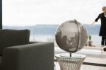 Design-Globus mit Kristallglas-Kugel in individueller Wunschfarbe (RAL, PANTONE oder NCS Farbton angeben), 34 cm, Meridian und Fuß Edelstahl