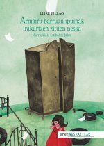 Armairu barruan ipuinak irakurtzen zituen neska