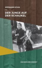 Junge auf der Schaukel