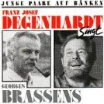 JUNGE PAARE AUF BÄNKEN