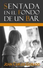 Sentada en el fondo de un bar
