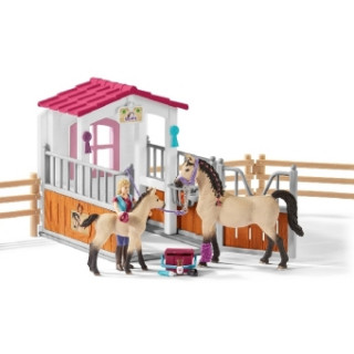 Pferdebox mit Arabern und Pferdepflegerin, Kunststoff-Figuren