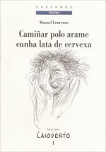 Camiñar polo arame cunha lata de cervexa