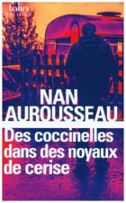 Des coccinelles dans des noyaux de cerise