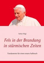 Fels in der Brandung in sturmischen Zeiten