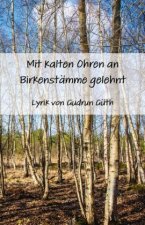 Mit kalten Ohren an Birkenstamme gelehnt