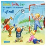 Jakob, Sofie, Leo und ihr neuer Freund spielen Fußball