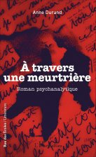 ? travers une meurtri?re