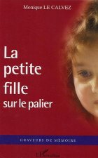 La petite fille sur le palier