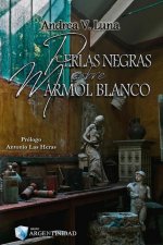 Perlas negras sobre mármol blanco