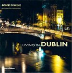 Living in Dublin (Hardback) /anglais