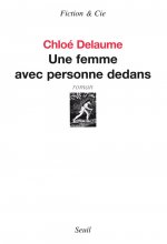 Une femme avec personne dedans