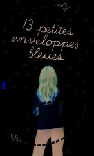 Treize petites enveloppes bleues