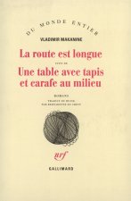 La Route est longue / Une table avec tapis et carafe au milieu