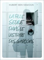 La fille seule dans le vestiaire des garcons
