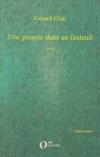 Une poupée dans un fauteuil