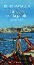 de face sur la photo
