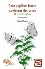 Deux papillons blancs au dessus des orties