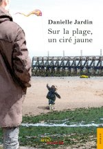 Sur la plage, un ciré jaune