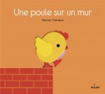 Une poule sur un mur