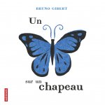 Un papillon sur un chapeau