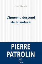 L'homme descend de la voiture