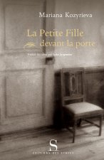 La petite fille devant la porte
