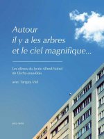 Autour Il Y A Les Arbres Et Le Ciel Magnifique
