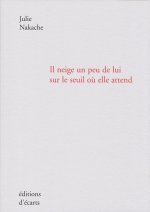 Il neige un peu de lui sur le seuil ou elle attend