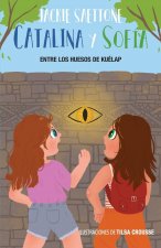 Catalina y Sofia entre los huesos de Kuelap