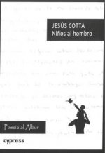 Niños al hombro