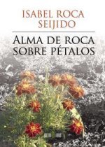 Alma de roca sobre pétalos