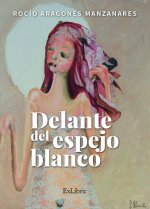 Delante del espejo blanco