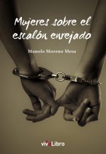 Mujeres sobre el escalón enrejado
