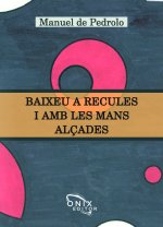 Baixeu a recules i amb les mans açades