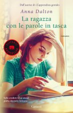 ragazza con le parole in tasca