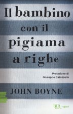 bambino con il pigiama a righe